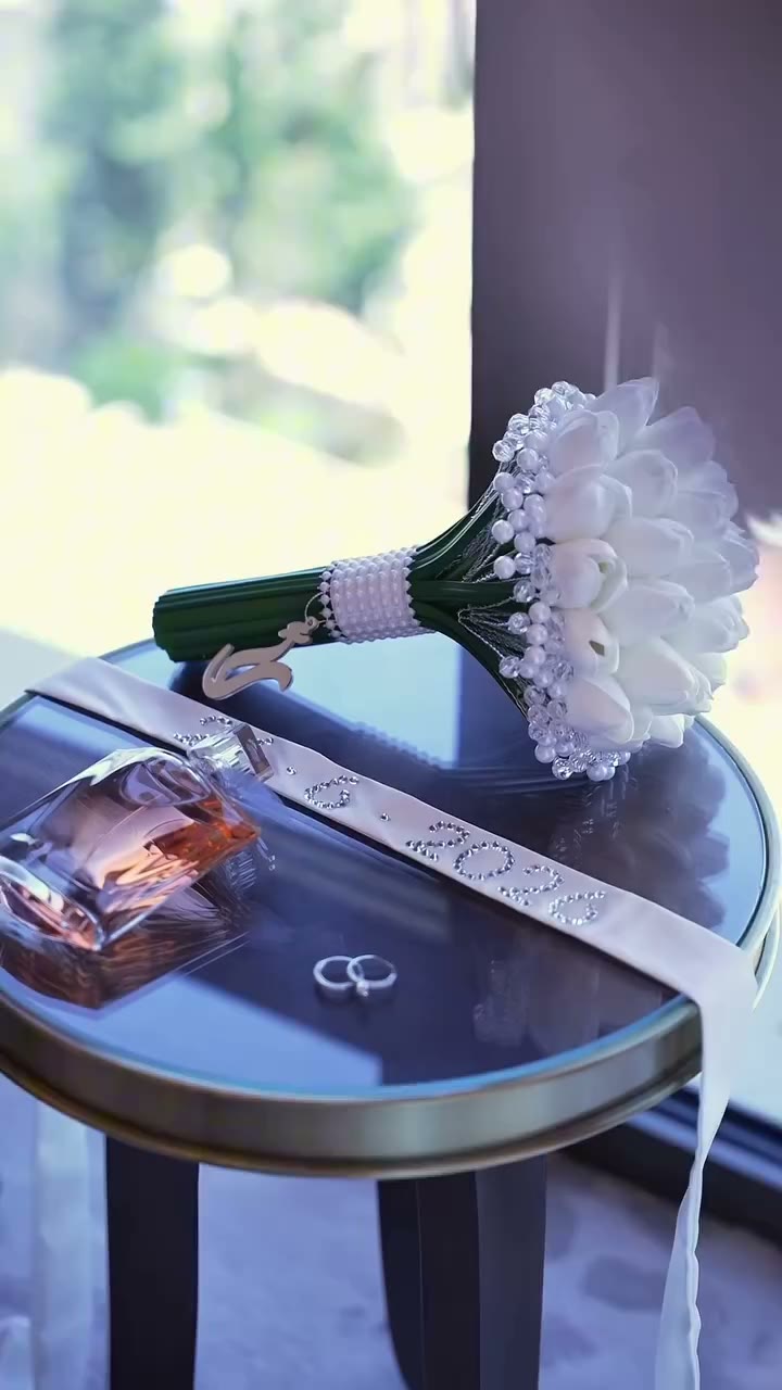 Bridal bouquet and rings